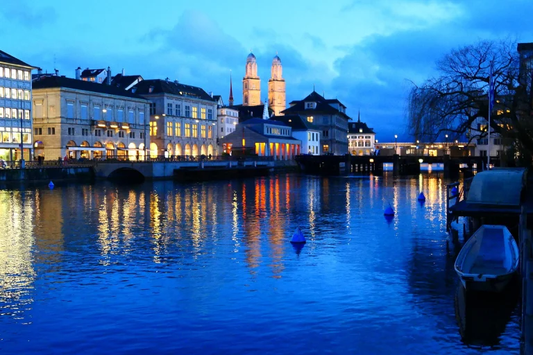Blick über die Limmat auf die Altstadt von Zürich mit dem Grossmünster